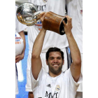 Felipe Reyes levanta el trofeo tras vencer al Barcelona.