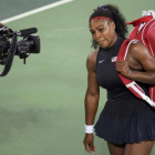 Serena Williams abandona cabizbaja la pista central.