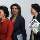 Isabel Celaá, la ministra para la Transición Ecológica, Teresa Ribera y Magdalena Valerio. JUAN CARLOS HIDALGO