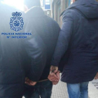 El detenido, custodiado por policías, antes de ser encarcelado. DL