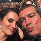 Selfi de Antonio Banderas con Penélope Cruz, dos de los protagonistas de la gala de los premios Goya 2015.