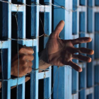 Las manos de un preso en la cárcel. Foto de archivo.