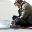 Un mendigo infectado del virus del sida pide limosna en las calles de Madrid