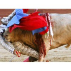 El diestro Julio Aparicio es cogido en el cuello por el primer toro esta tarde en Las Ventas.