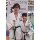 Rubén Llamazares, a la izquierda, y Marcos Porrero con sus trofeos. DL