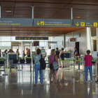 Turistas pasan el control de seguridad del Aeropuerto de La Virgen del Camino para viajar a Málaga. MIGUEL F. B.