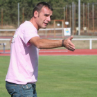 Ministro, entrenador del Atlético Bembibre, dando instrucciones a sus jugadores. ANA F. BARREDO