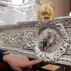 Las andas de la virgen presentan diversos símbolos representativos del Bierzo.