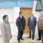 El alcalde de Benuza (tercero izquierda) y Eduardo Fernández (cuarto), en el nuevo consultorio