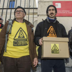 Integrantes de las asambleas contra el fracking de Burgos, Cantabria y Vizcaya, entregando ayer las firmas recogidas.