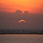 Imagen del proceso del eclipse solar desde el puerto de Darwin, en el norte de Australia.