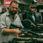 David Beriain, en el reportaje de Clandestino (DMax) sobre el tráfico de armas.