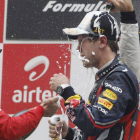 Vettel y Alonso se tiran champán en lo alto del podio.