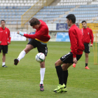 Futbolistas del primer equipo comparten entrenamiento con jugadores de la base.