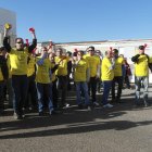 Un grupo de trabajadores, ayer, a las puertas de la planta palentina.