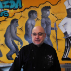 Emilio Rodríguez en su taller gastronómico de Comida para Humanos, en la calle Padre Isla de León.