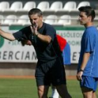 Simón le explica a Quiroga cómo efectuar la presión, una de las principales obsesiones del técnico