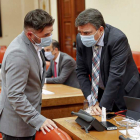 Gabriel Rufián y Aitor Esteban departen en el Congreso tras conocerse la noticia. EMILIO NARANJO