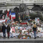 Homenajes a las víctimas en varios puntos de París. Sobre estas líneas, la placa conmemorativa en las antiguas oficinas de 'Charlie Hebdo'. A la derecha, un lector del último número de la revista en Niza.