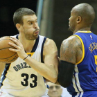 Marc Gasol intenta zafarse de Marreese Speights, este martes en Memphis.