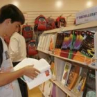 Un joven observa los libros de primero de Bachillerato en un centro comercial leonés