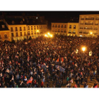 La multitudinaria manifestación, procedente de la calle Ancha, concluyó con una concentración en la plaza del Ayuntamiento de Ponferrada.