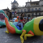 Los niños disfrutaron de las actividades organizadas en la semana de la movilidad en la Plaza Mayor.