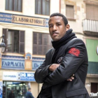 Omar, este viernes, junto a la sede del CCAR en Barcelona, en pleno Raval.