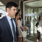 Javier Sánchez-Santos, el supuesto hijo de Julio Iglesias, saliendo de los juzgados de Valencia, hoy.