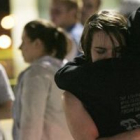 Dos mujeres se abrazan en el aparcamiento del gimnasio después del tiroteo ocurrido en Pittsburgh.