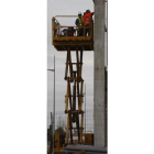 Trabajadores en un polígono industrial de León.