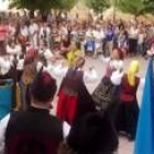 Los grupos de danzas de Luanco y Coyanza llevaron a cabo una actuación en el jardín de los Patos