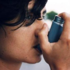Un enfermo de asma utiliza un inhalador para aliviar los síntomas.