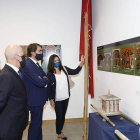 Un momento de la visita de Suárez-Quiñones al edificio consistorial de Riello. MARCIANO PÉREZ