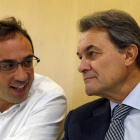 El coordinador general de CDC, Josep Rull, conversa con Artur Mas.