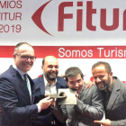 Los rostros del éxito, ayer tras recibir el premio. PEDRO GONZÁLEZ