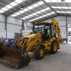 La excavadora, en el almacén municipal de Azadinos.