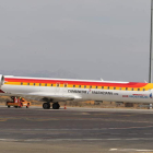 Un avión se prepara para iniciar un vuelo desde la pista del aeropuerto de La Virgen del Camino.