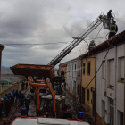 Imagen del trabajo de los bomberos ayer en Villazala.
