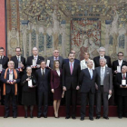 Los reyes posan con los premiados.Emilio Tuñón es el primero de la izquierda en la fila superior