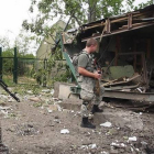 Rebeldes prorrusos patrullan en la localidad de Stanitsa Luganskaya