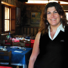 Elena Pereda, en el comerdor de su restaurante La Forqueta, en Valdehuesa.