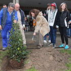 La alcaldesa, pala en mano, junto a un grupo de alumnos del Gil, operarios municipales y el edil de Medio Rural, detrás