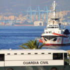 El Open Arms llega al puerto de San Roque, en Cádiz, este jueves, con 87 inmigrantes a bordo.