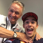 Kevin Schwantz simula estrangular a Marc Márquez por superarle en victorias en MotoGP.