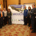 La concejala y los promotores de la San Silvestre leonesa durante la presentación de ayer.