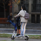 Una mujer lleva a un menor en un patinete eléctrico, a mediados de noviembre, en Barcelona.