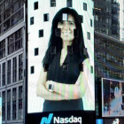 Dini Pomar, ocupando la fachada de la torre del Nasdaq en el Times Square neoyorquino, el día en que salió a bolsa la firma Codere. DL