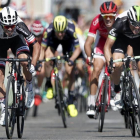 El ciclista australiano Michael Matthew (i), del equipo Sunweb, cruza la línea de meta como vencedor de la decimosexta etapa del Tour de Francia