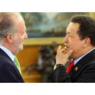 Hugo Chávez conversa con el Rey, con quien comentó su aspecto y a quien dijo: «Se ha dejado ba